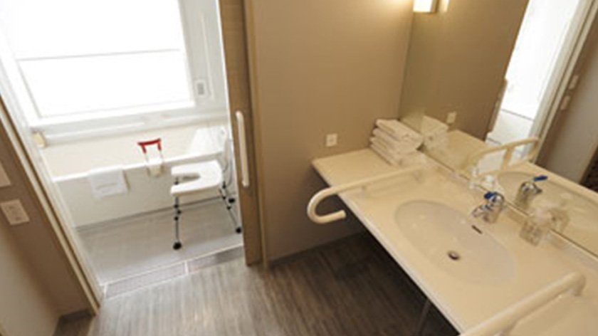 haneda-excel-hotel-feature-accessible-room-bathroom-2