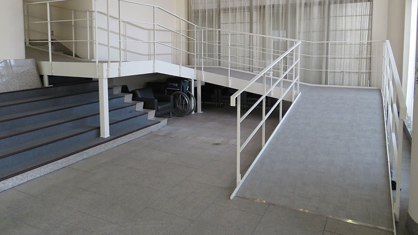 tsukiji-honganji-left-hall-steep-ramp